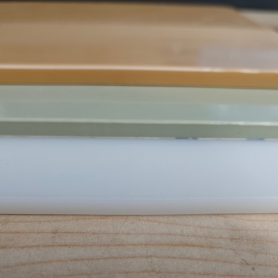 Feststoffplatten aus Polypropylen für den sicheren und zuverlässigen Transport von Flaschen und Dosen auf Paletten